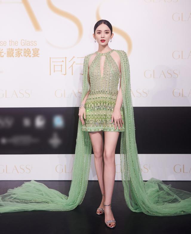 这一夜，女星红毯争春！戴169万珠宝，艳似美女蛇，浓颜系赢麻了