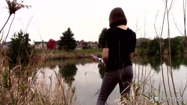 钓鱼也疯狂!女子第一次垂钓遭遇奇葩经历,网友:拍段子也信?