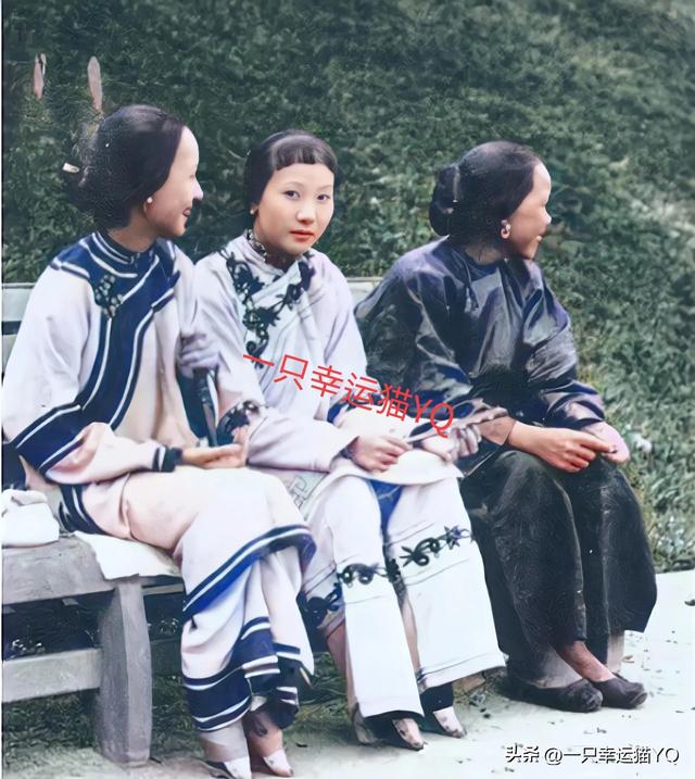 清末裹着小脚的女子，站着都得借物扶着，令人心疼