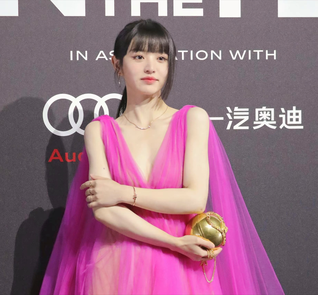 这一夜，张嘉倪美艳，关晓彤清凉，女明星的姿态万千，一眼沦陷
