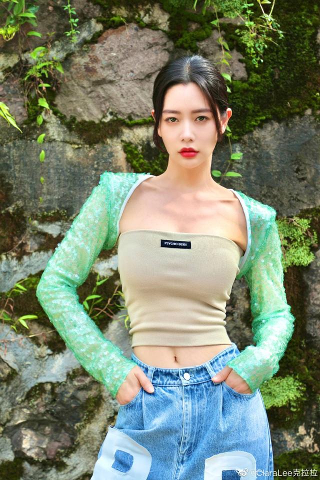 亚洲第一美女克拉拉秀身材,故意把肩带拉下露肩,穿短裙秀大长腿