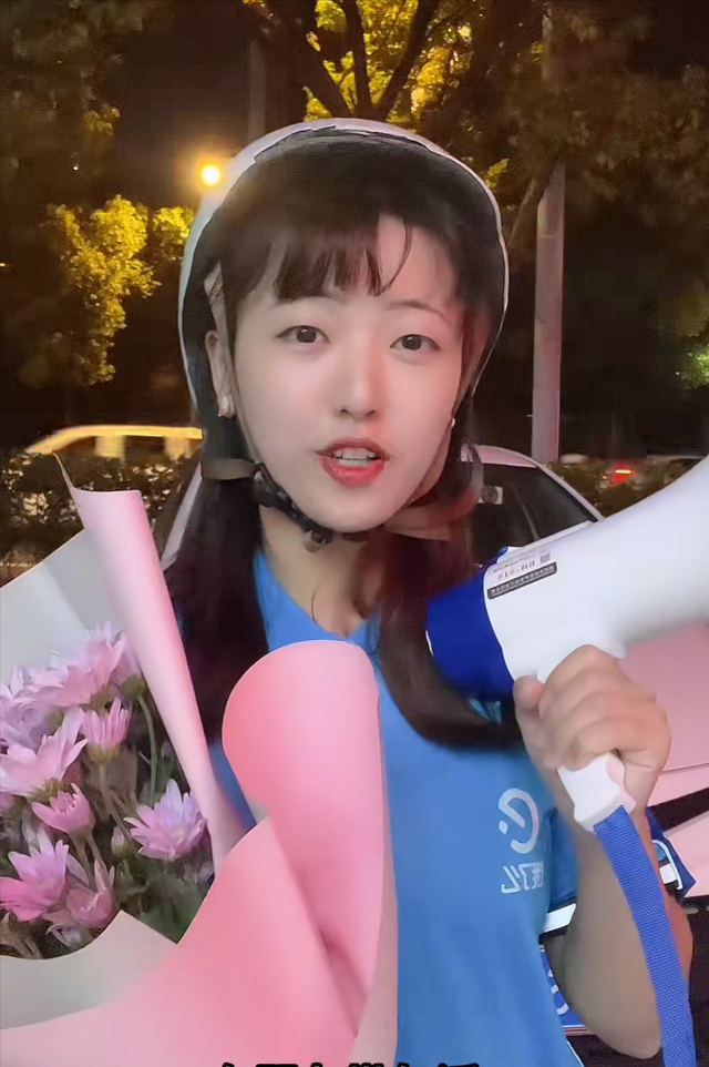 穿超短裙女孩深夜蹲在路边哭，外卖骑手上前帮忙被怼：土鳖，快滚