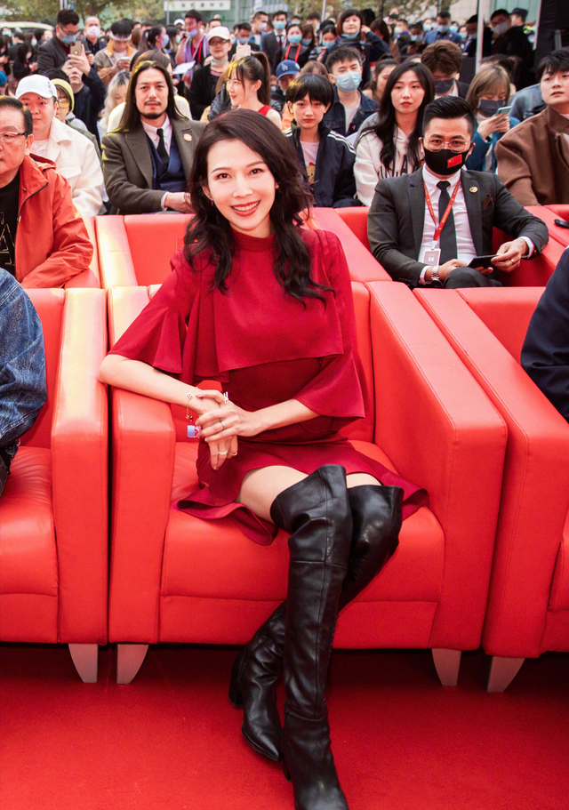 蔡少芬高调亮相，红裙长靴173比例惊人，腰线比178郑恺还高