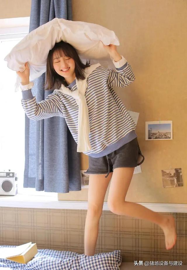 美女萝莉运动短裤美腿玉足室内个人写真