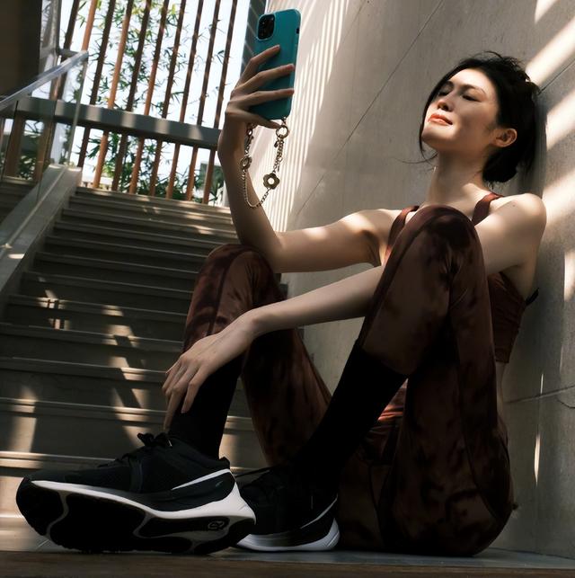 35岁何穗穿粉嫩内衣做瑜伽，身材纤瘦骨头突出，自曝五天不洗头