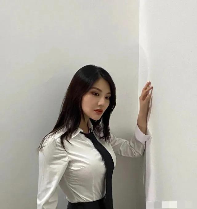 这些女星的身材告诉你：“干干瘪瘪”不叫美，珠圆玉润才更有韵味