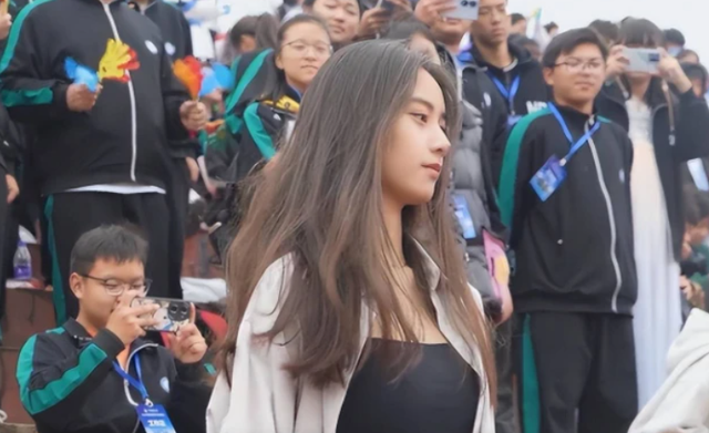 安师大“校花”当众秀热舞，不施粉黛也是焦点，男生还偷偷录像