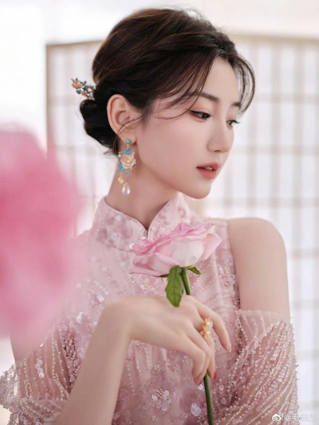 毛晓彤央视元宵晚会造型 穿粉色露背高开叉裙优雅高贵 风情妩媚