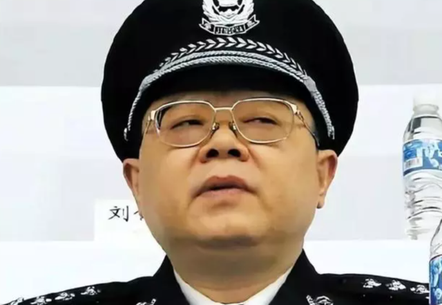 “打黑局长”文强覆灭记:强奸未成年少女,玩弄女明星,判死刑
