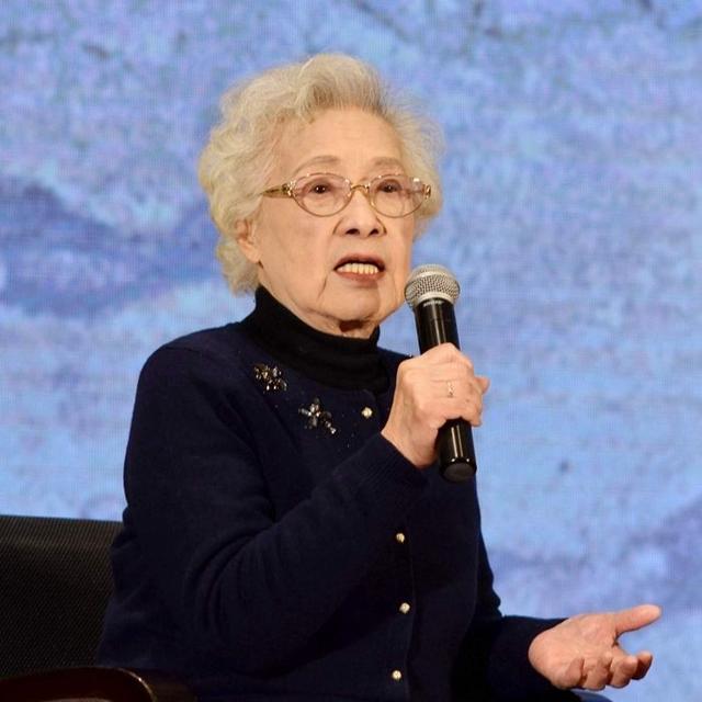 被周总理称为“中国最美女性”,已99岁的秦怡老了依旧如此美丽