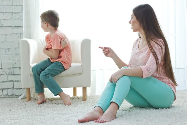 4岁女孩胆大心细“惹不起”，到哪都不受欺负，奶奶分享心得