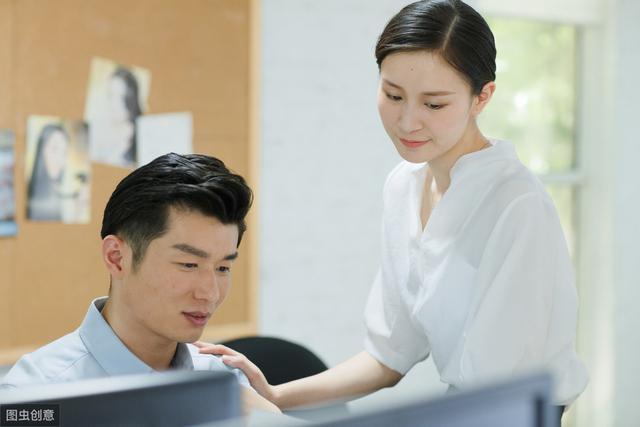 小说：她是极品美女总裁，身边追求者无数，却偏对穷小伙芳心暗许