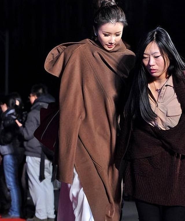 肩带断开、裙子走光，这四位女星的社死瞬间，简直不要太尴尬