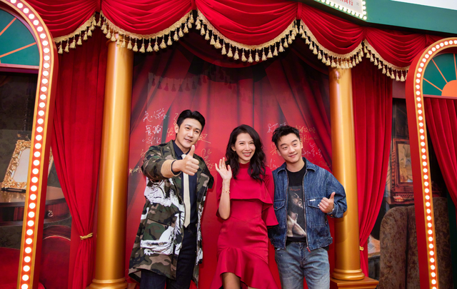 蔡少芬高调亮相，红裙长靴173比例惊人，腰线比178郑恺还高