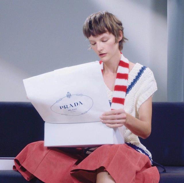 这背心神奇了，别的衣服最多不挑身材，它连性别都不挑，男女通杀