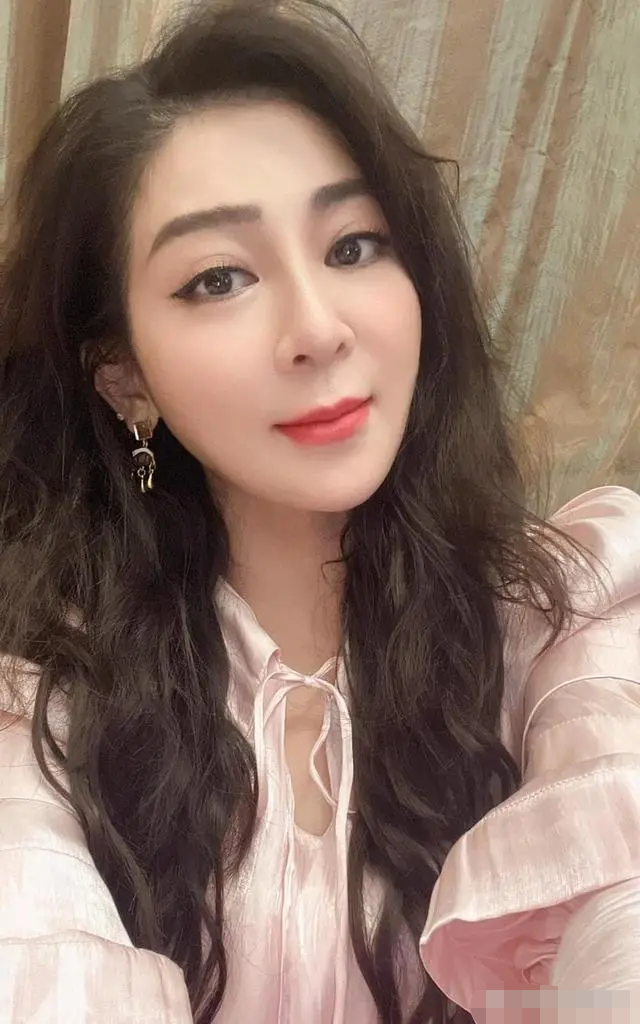 她是台湾滨崎步，13岁出道养家，出淤泥而不染，励志经历堪比张兰