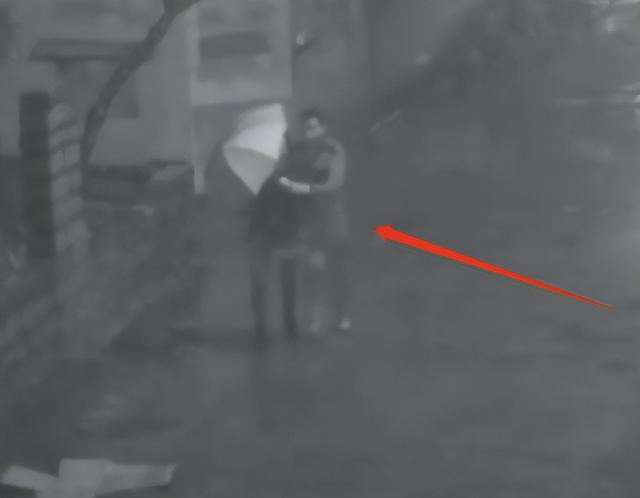 2013年,女教师雨天被人推进下水道,嫌疑人:就想开个玩笑