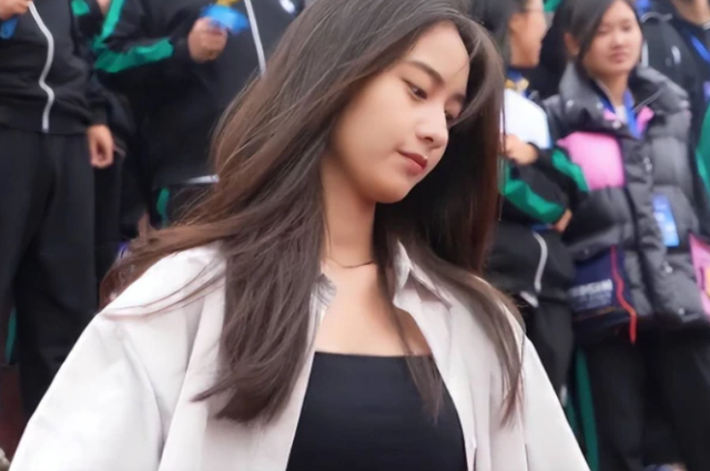 安师大“校花”当众秀热舞，不施粉黛也是焦点，男生还偷偷录像