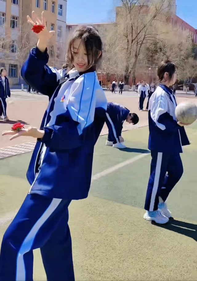 高中女生跳“智秀flower”走红，solo独自美丽，却被说成不学无术