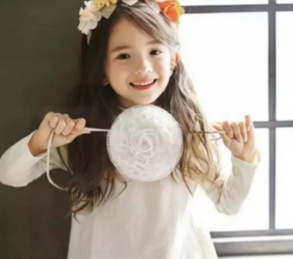 请问生这样的女儿有说明书吗?可爱混血萝莉 崔路易