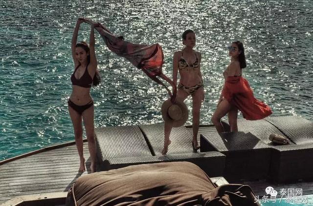 Aump女神海边游玩，大秀身材