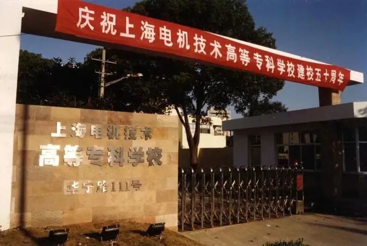 上海性福“双面校长”，白天斯文君子，晚上情妇左拥右抱，玩弄各种女性