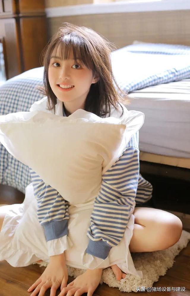 美女萝莉运动短裤美腿玉足室内个人写真