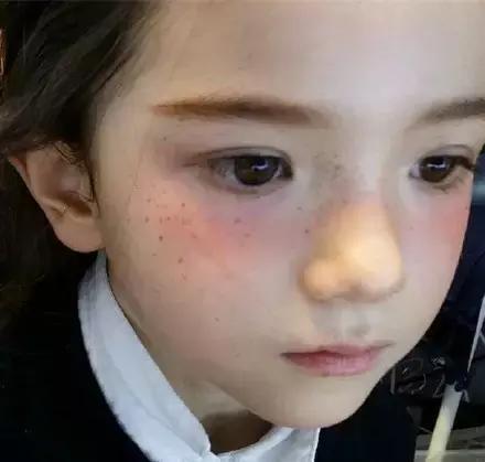 请问生这样的女儿有说明书吗?可爱混血萝莉 崔路易
