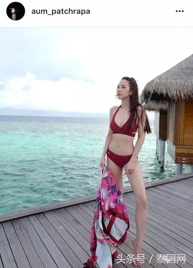 Aump女神海边游玩，大秀身材