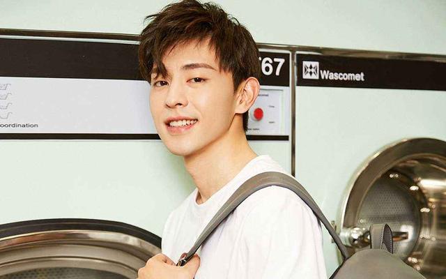 邓伦王柳雯口红广告，动作超级亲密，粉丝要吃醋了吧