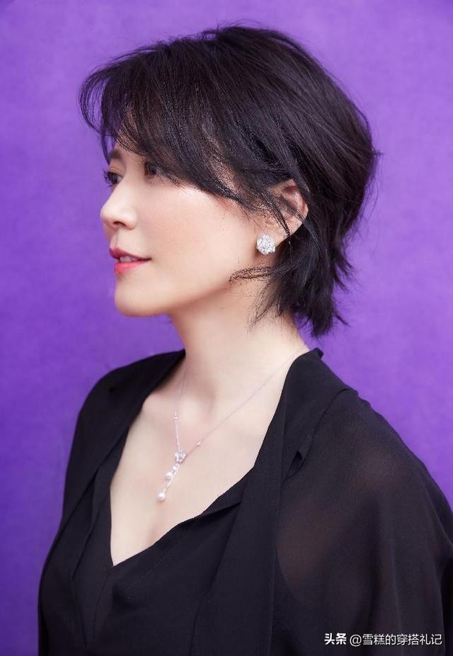 女人过了50岁该留什么发型?推荐这3种“减龄卷发”,洋气显脸小