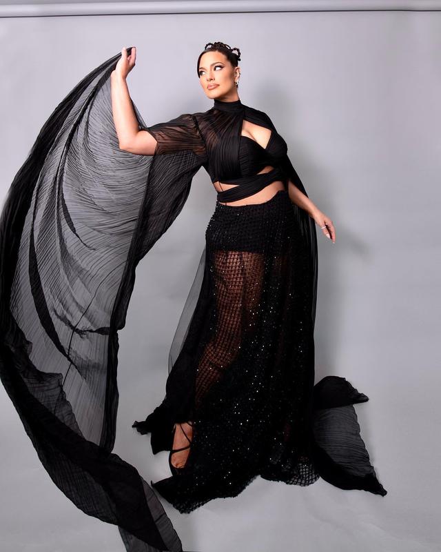 180斤大码超模太豪放了!穿泳衣亮相挤出很多赘肉,皮肤过于真实