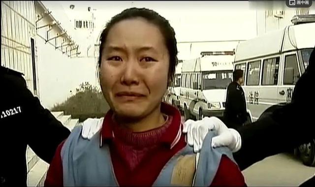 女犯人执行死刑真实影像，面无表情等待死亡，记者一句话让她破防