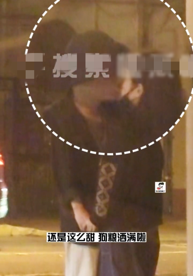 朱亚文与老婆深夜约会好甜蜜！街头搂抱热吻，相爱13年仍在热恋期