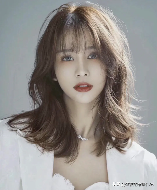 女人过了50岁该留什么发型?推荐这3种“减龄卷发”,洋气显脸小