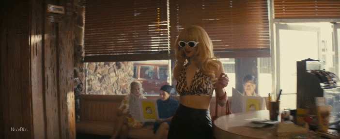 ​黑红界鼻祖安吉琳，胸再大又怎样，不还是过气了？