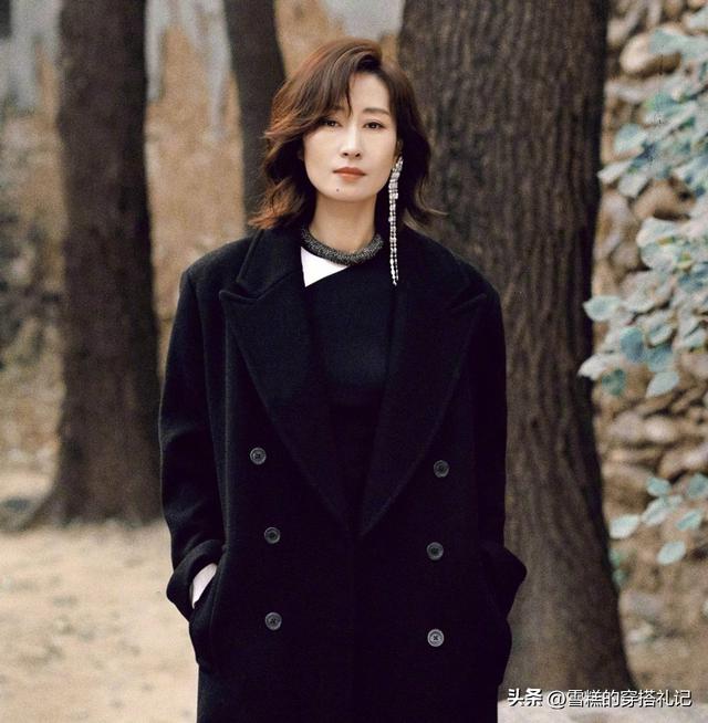 女人过了50岁该留什么发型?推荐这3种“减龄卷发”,洋气显脸小