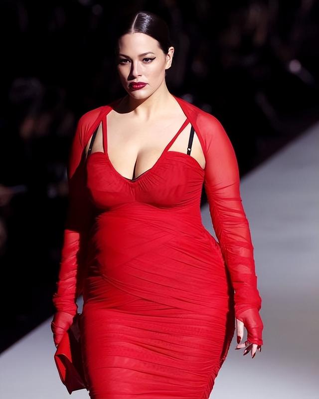 180斤大码超模太豪放了!穿泳衣亮相挤出很多赘肉,皮肤过于真实