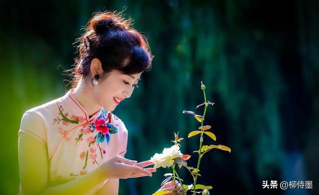 阿姨拍照不要大妈味儿,学会5个姿势和技巧,照片优雅有韵味