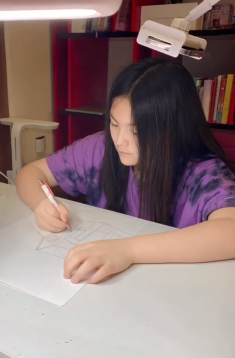 李湘深夜晒女儿美照，12岁王诗龄穿短裤蹲地上，四肢纤细素颜清纯