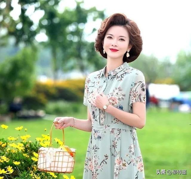 阿姨拍照不要大妈味儿,学会5个姿势和技巧,照片优雅有韵味