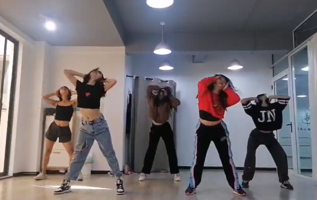 46岁龚琳娜被曝参加浪姐！在家大跳热舞露出肚皮，15秒下来一身汗