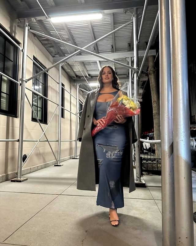 180斤大码超模太豪放了!穿泳衣亮相挤出很多赘肉,皮肤过于真实