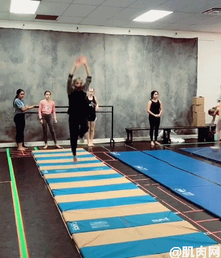 71岁“少女”穿比基尼跳舞，被吐槽：过于性感，为老不尊