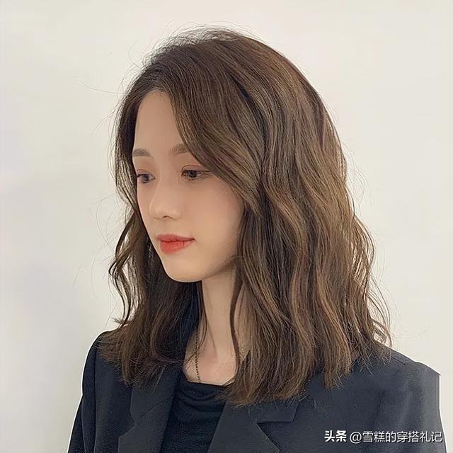女人过了50岁该留什么发型?推荐这3种“减龄卷发”,洋气显脸小