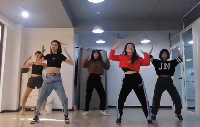 46岁龚琳娜被曝参加浪姐！在家大跳热舞露出肚皮，15秒下来一身汗