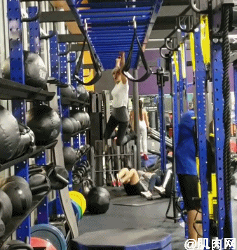 71岁“少女”穿比基尼跳舞，被吐槽：过于性感，为老不尊