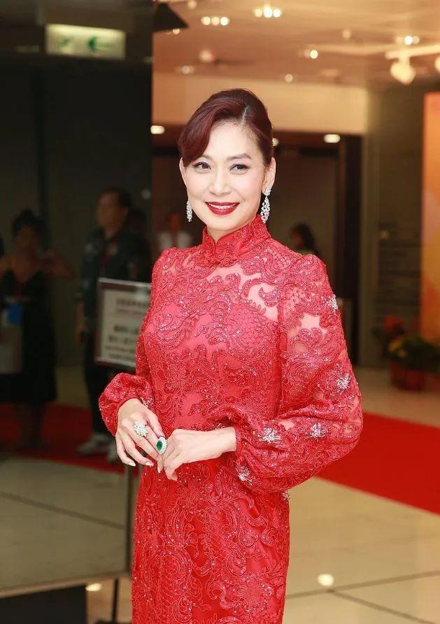 贫民窟走出的励志港姐,成了人大代表