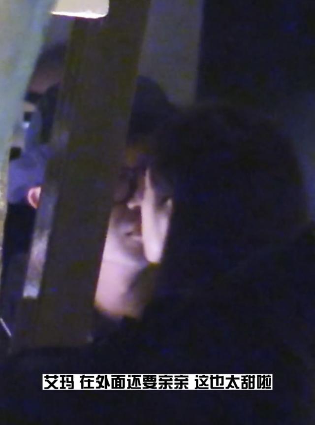 朱亚文与老婆深夜约会好甜蜜！街头搂抱热吻，相爱13年仍在热恋期