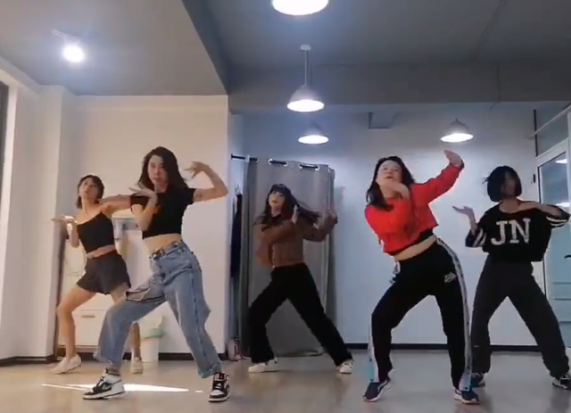 46岁龚琳娜被曝参加浪姐！在家大跳热舞露出肚皮，15秒下来一身汗